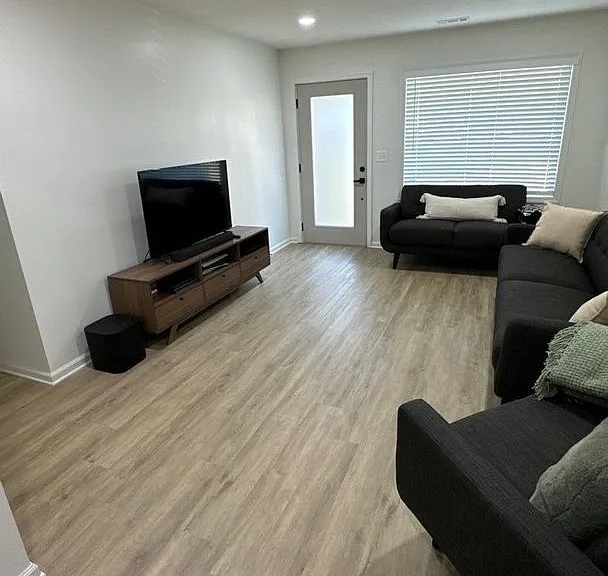 505 NW Holly Ln — Photo 3