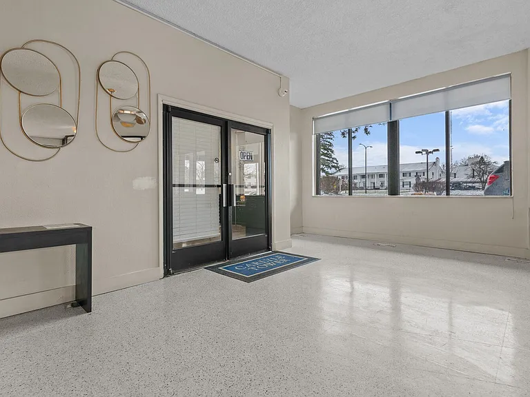 Carlyle Tower Apartments - Southfield, MI — Photo 29