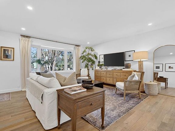 5th image of 407 N Brookmere Cres SW