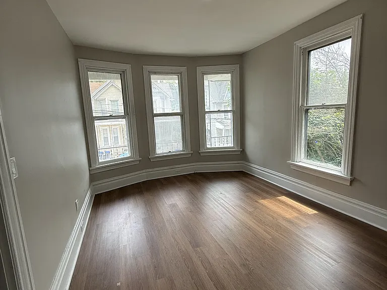 221 Pine St — Photo 2