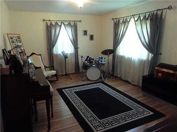 2nd image of 28 Parkhurst Dr