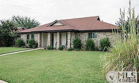 2nd image of 816 Sandhurst Dr