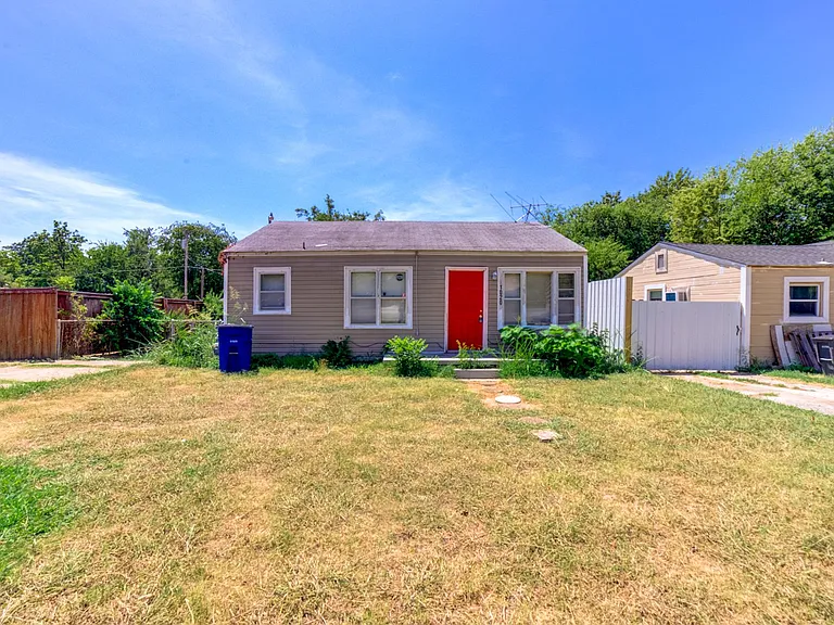 1020 E Apache St — Photo 2