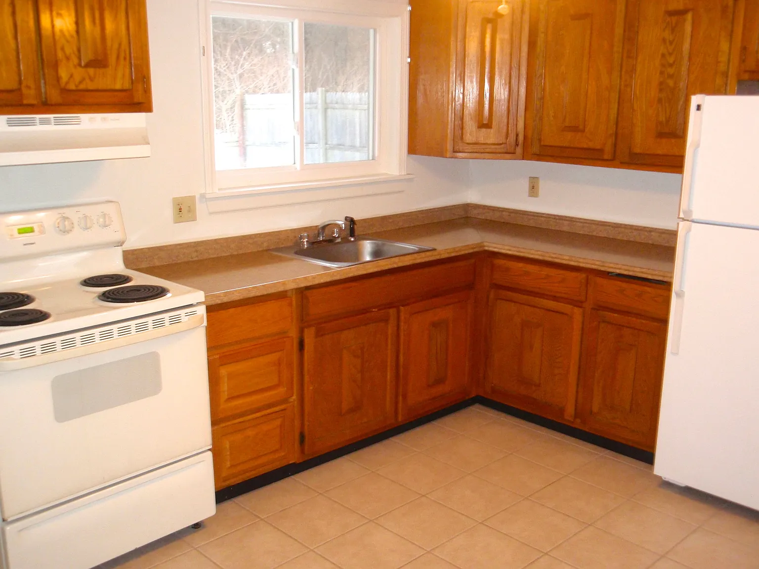 Lakeside Manor Apartments — Photo 2