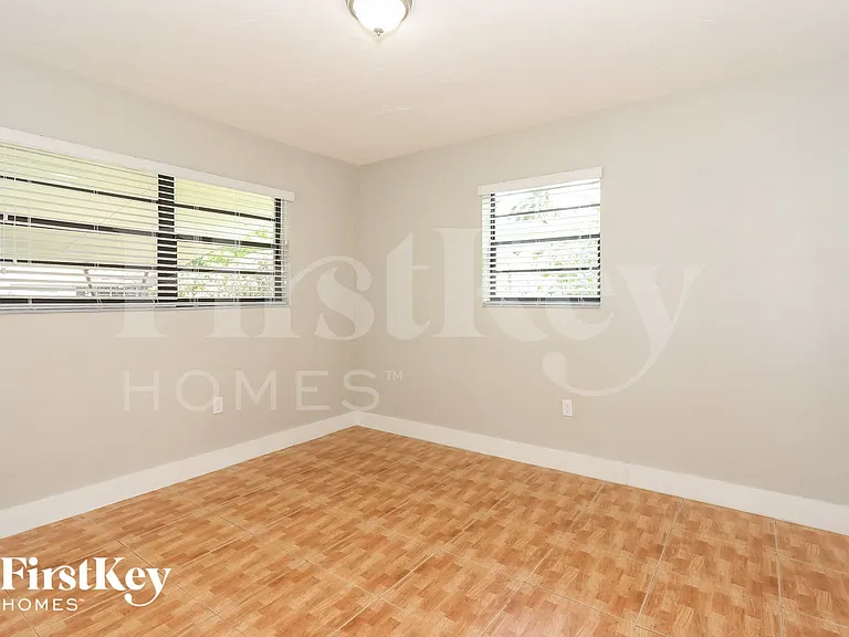 7000 SW 12th St — Photo 10