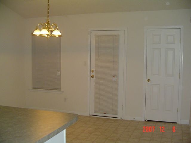Kitchen with Snack bar and Breakfast area