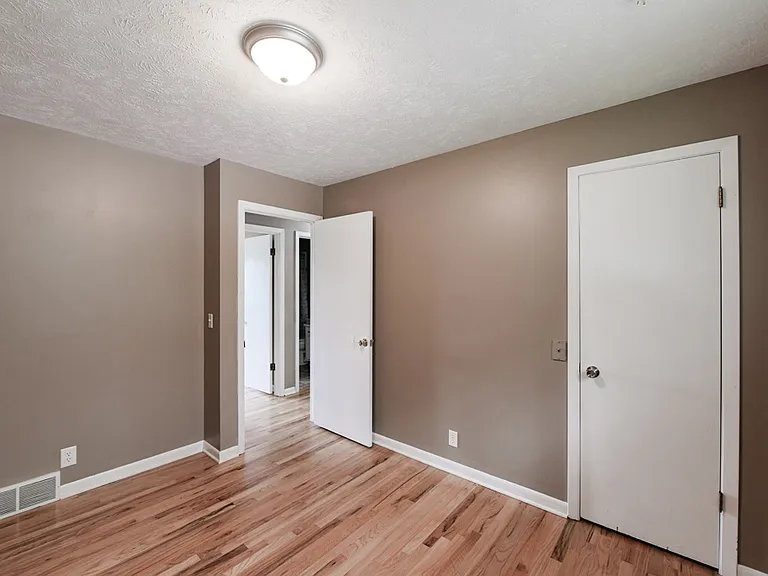 1518 N 107th Ave — Photo 18