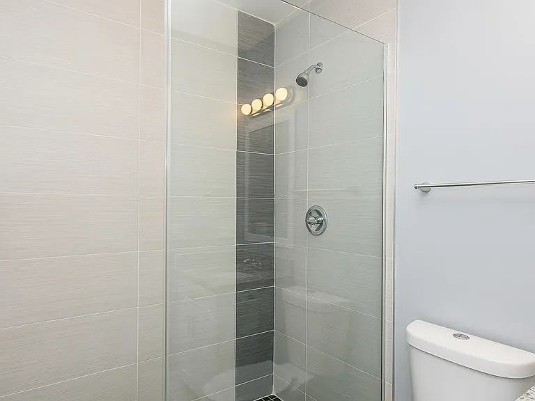 2163 N Bell Ave #2R — Photo 9