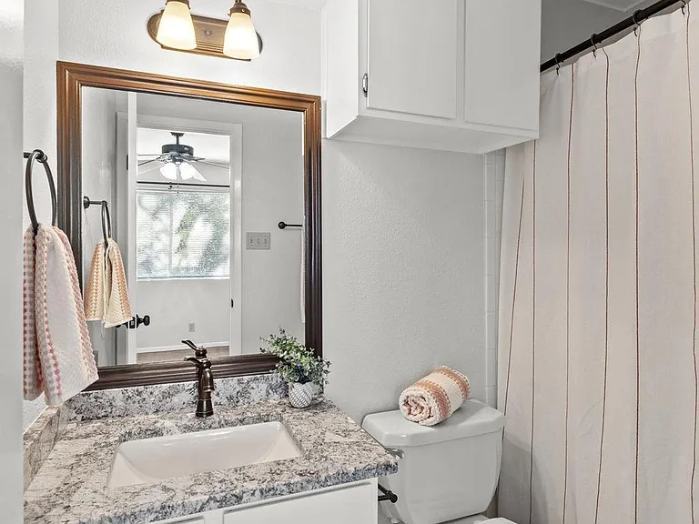 9807 Hundred Oaks Cir #B — Photo 17