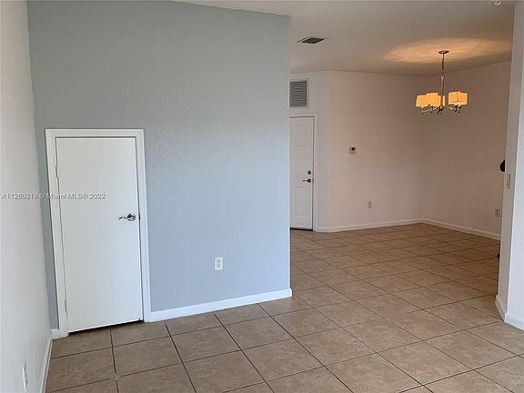 4th image of 948 NE 29th Ter Unit 0
