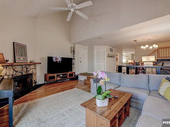 4th image of 598 Sanderling Ct