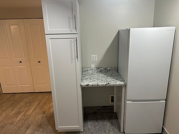 Perfect Studio Kitchen set up.
FULLY EQUIPPED with space to eat! Perfect for bar stool !
