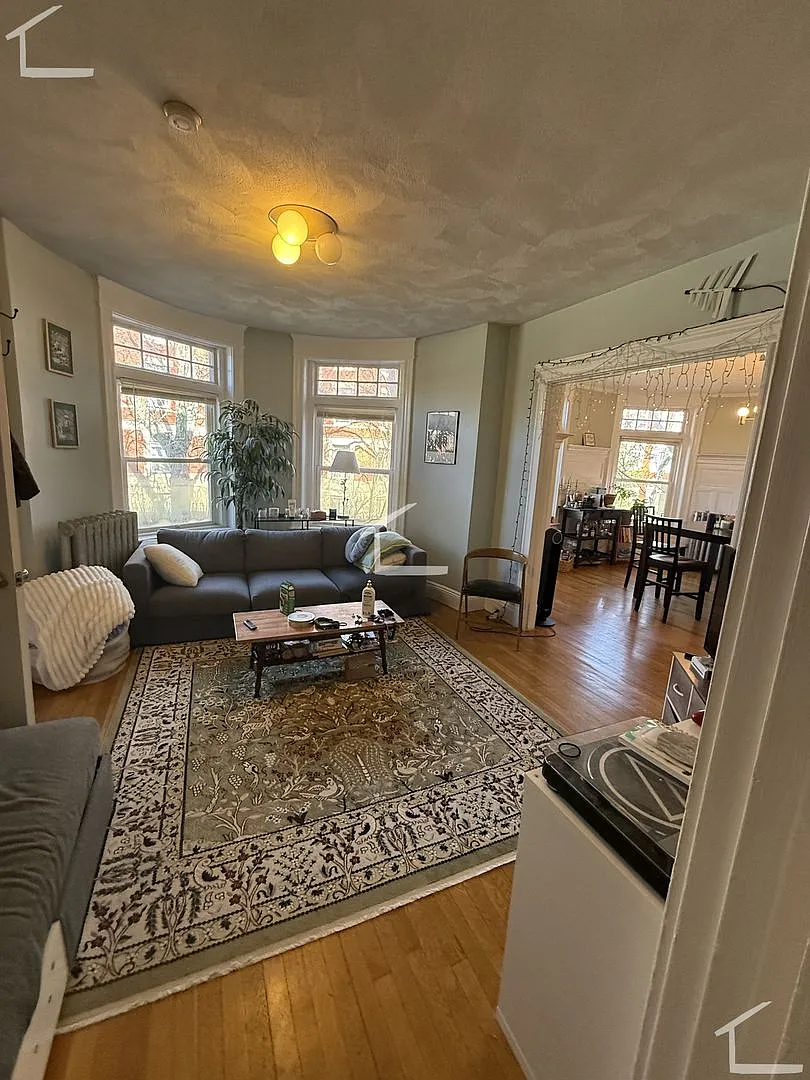 Amazing 4 bed 2.5 bath in Brookline... — Photo 4