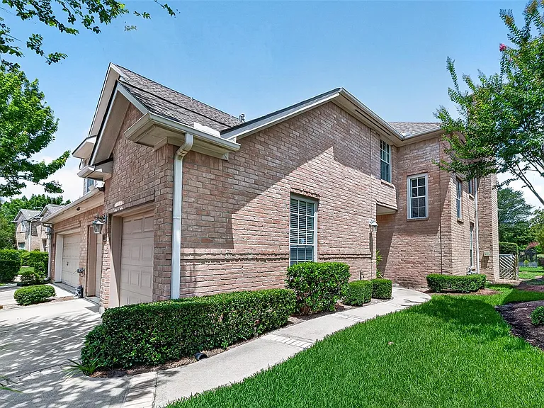 1015 Enclave Sq S — Photo 3