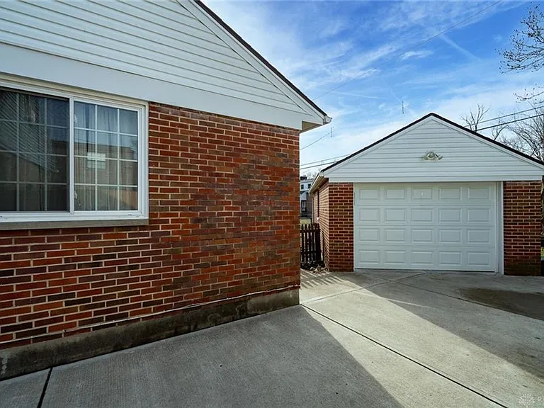 314 Beverly Pl — Photo 2