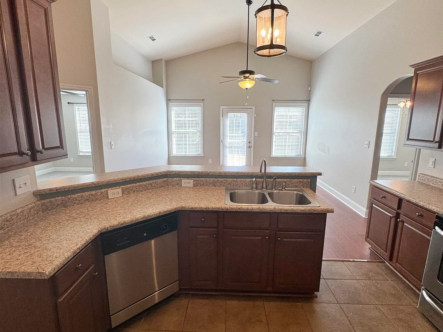 3 bed, 2.0 bath, 1487 sqft, $1,575 — Photo 2