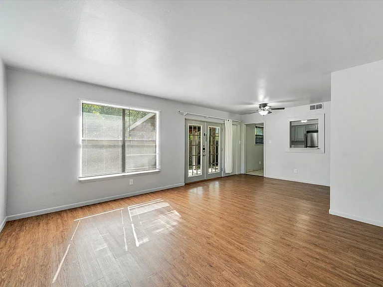 1130 Bois Darc St — Photo 5