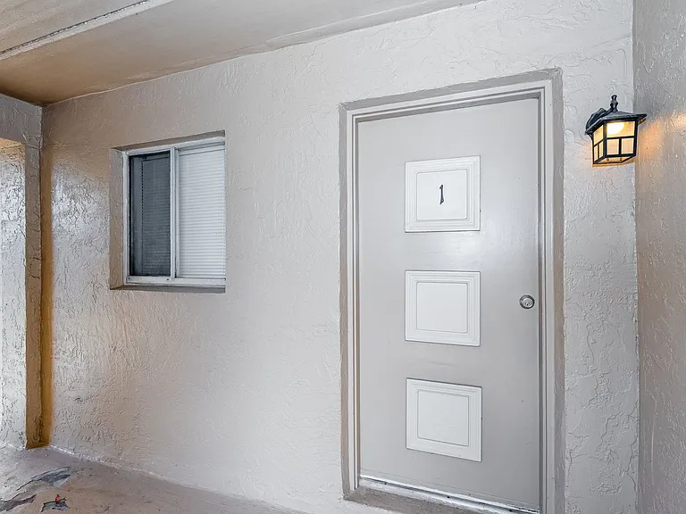 204 W Seminole Ave — Photo 2