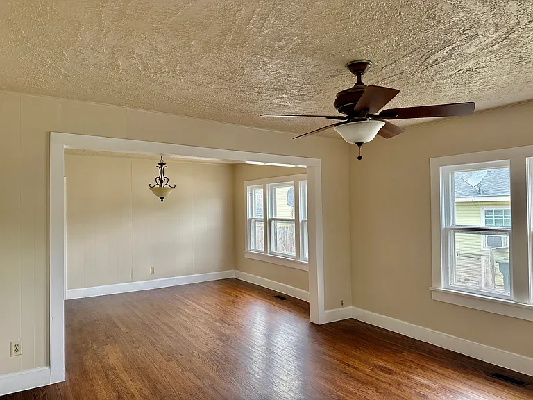 418 N Crawford Ave — Photo 29