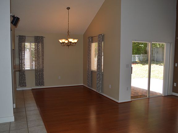 5th image of 3228 Montrose Cir