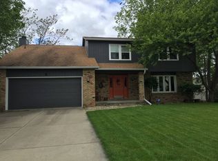 2 Lake Bluff Ct, Bloomington, IL 61704