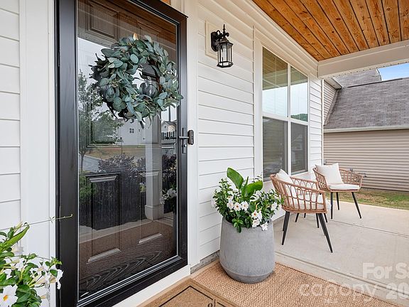 4th image of 122 W Heart Pine Ln