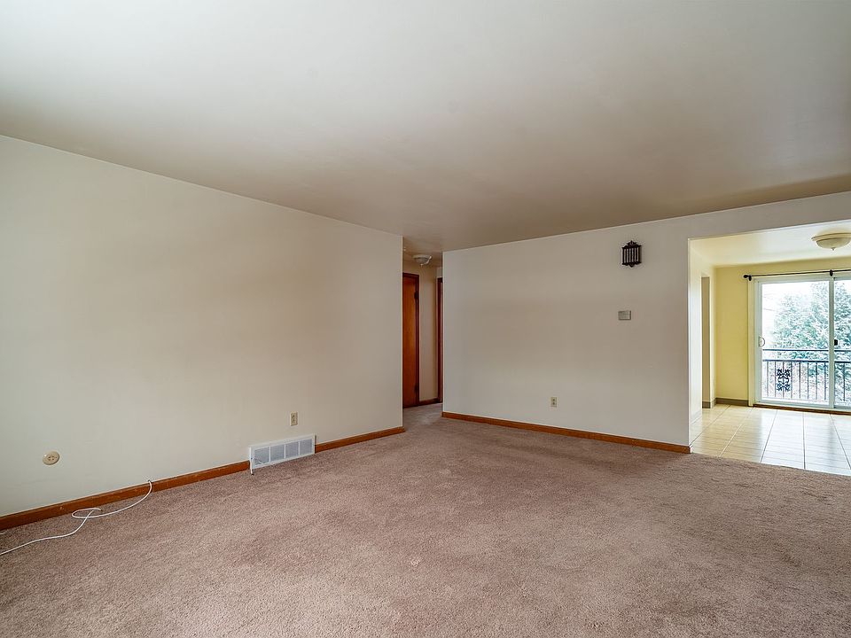 1st image of 44 Oakridge Dr APT 3