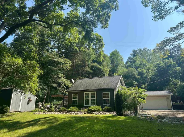 8322 Thurston Rd, Pinckney, MI 48169