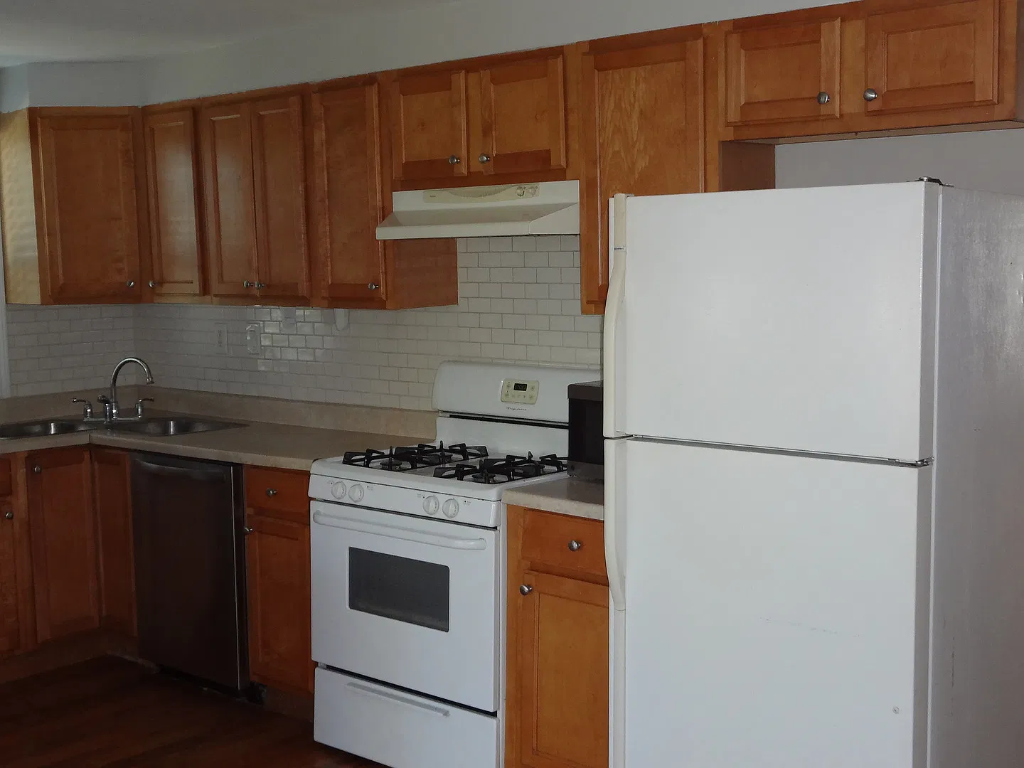 3 bed, 816 sqft, $2,000 — Photo 3