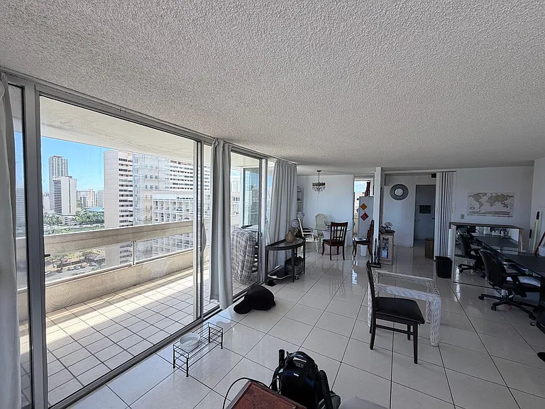 555 University Ave #1900 — Photo 13