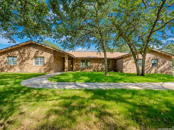 1866 Deer Trl, Floresville, TX 78114