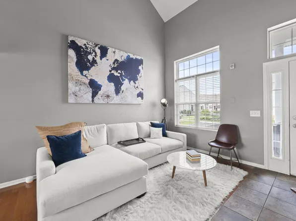 7017 Gallant Fox Dr #8, New Albany, OH 43054