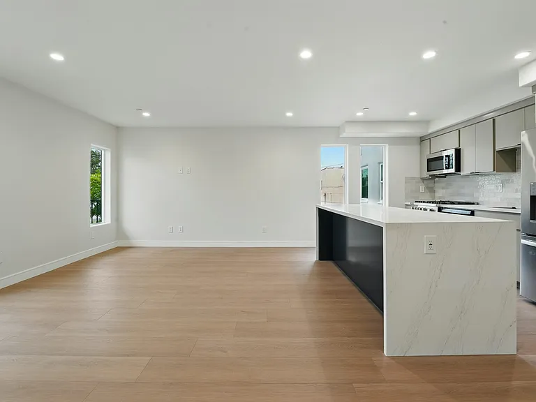8234 Blackburn Ave #8236-1/2 — Photo 12