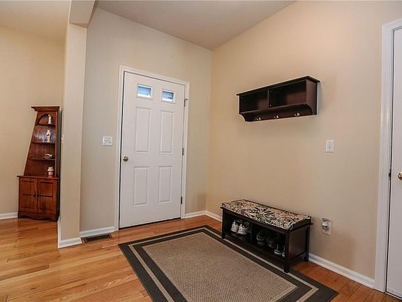 4th image of 781 Green Meadow Dr