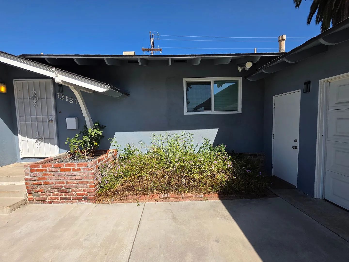 4 Bedroom 2 Bathroom Home — Photo 2