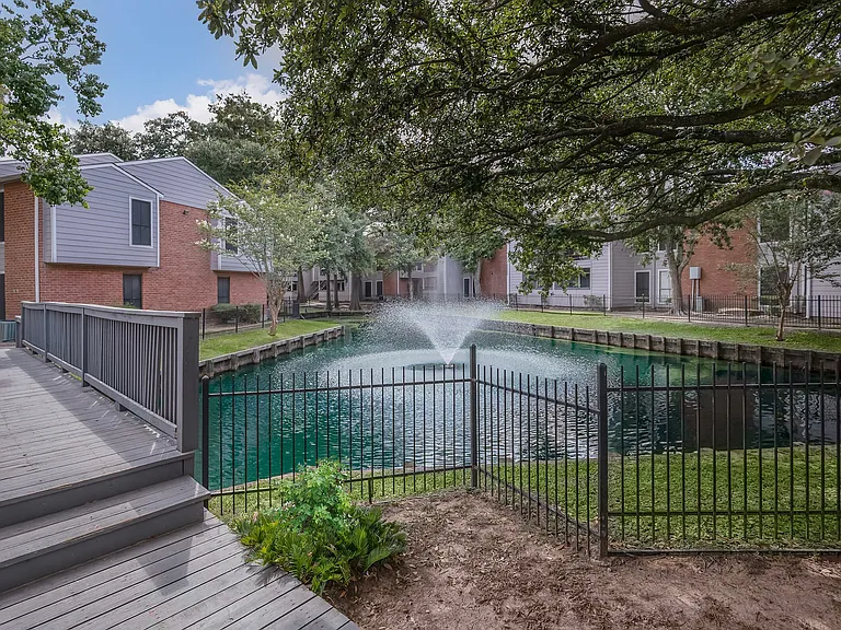 Del Lago Apartments — Photo 12