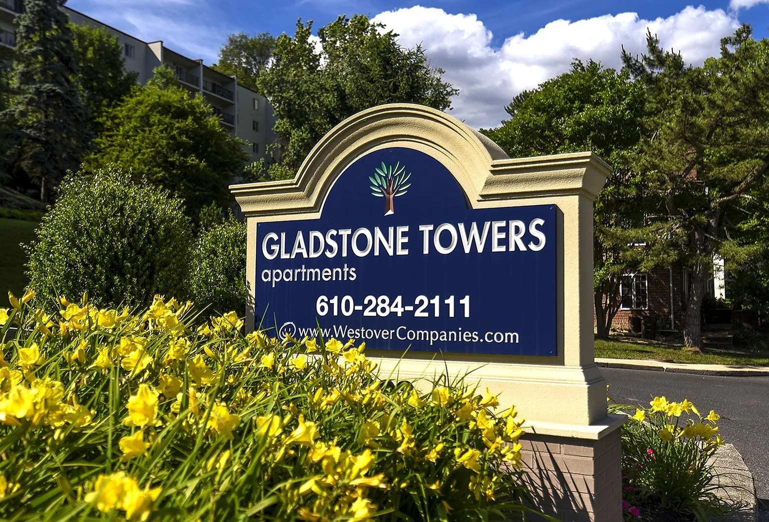 Gladstone Towers Apartments — Photo 2