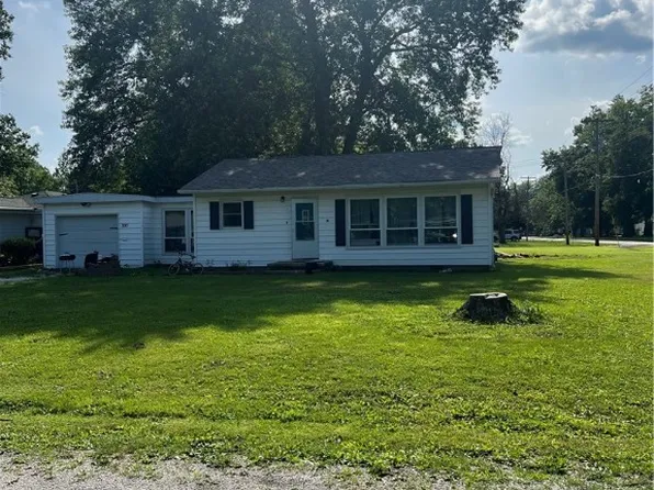300 S East St, Moweaqua, IL 62550