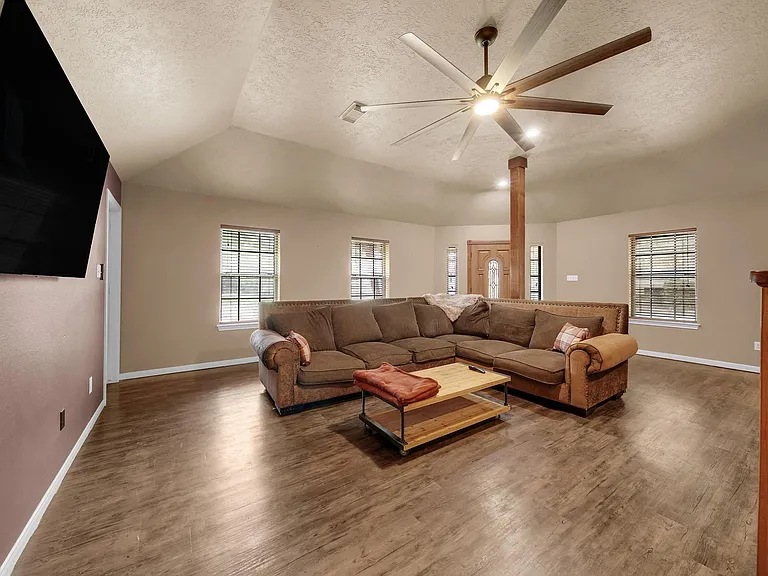 303 Shawnee Dr — Photo 3