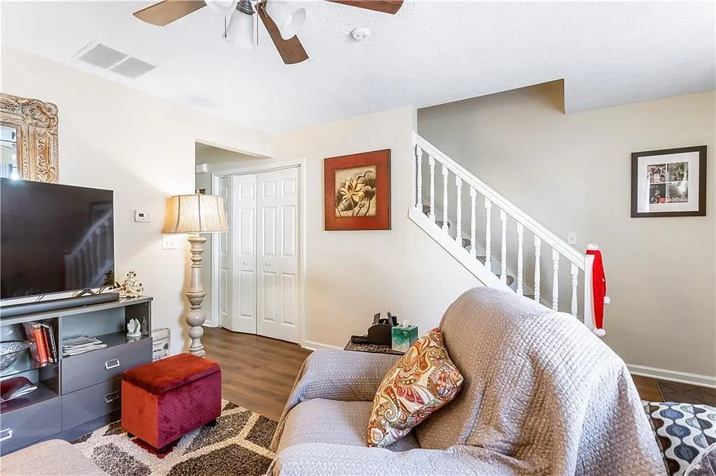2 bed, 1.5 bath, 1000 sqft, $1,700 — Photo 3