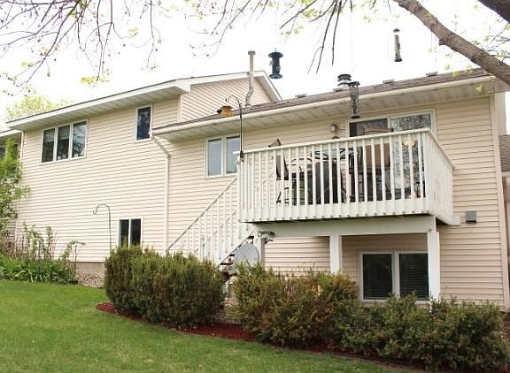Enjoy the privacy of your own deck. Looks over trails and winter sliding hill. No back neighbors!