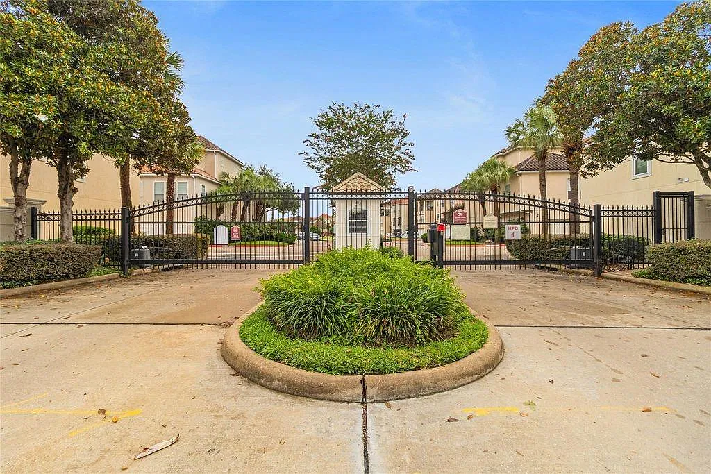 3 bed, 3.0 bath, 2368 sqft, $2,500 — Photo 4