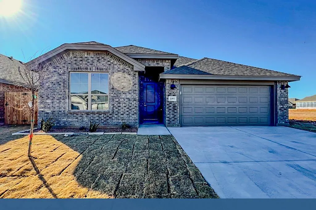 3 bed, 2.0 bath, 1800 sqft, $2,599 — Photo 1