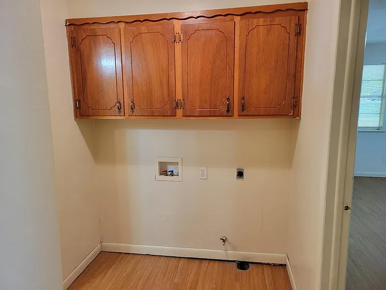 136 Glen Laundry Space facing E