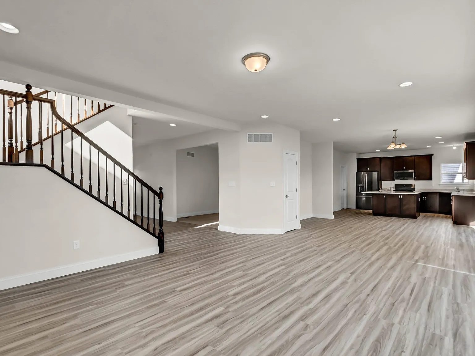 4 bed, 3.5 bath, 3500 sqft, $3,900 — Photo 2
