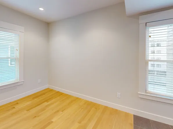 208-210 Banks St, Cambridge, MA