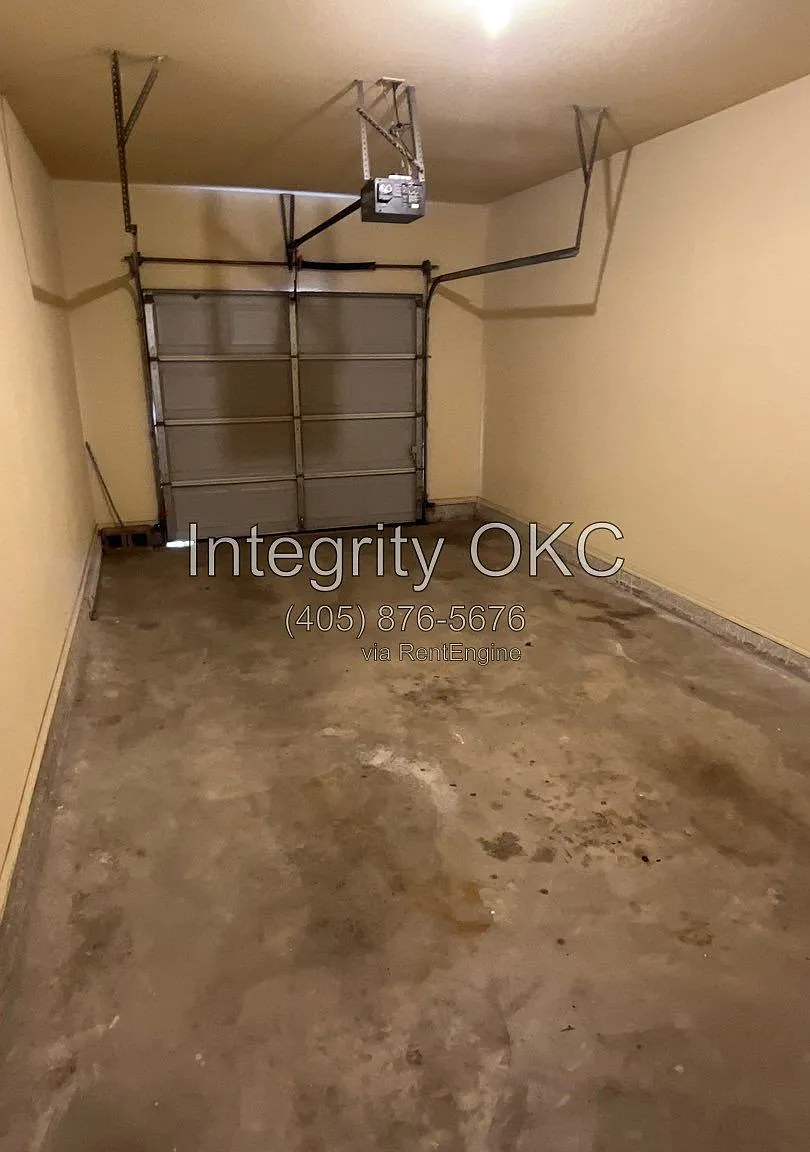 3 bed, 2.0 bath, 1305 sqft, $1,300 — Photo 2