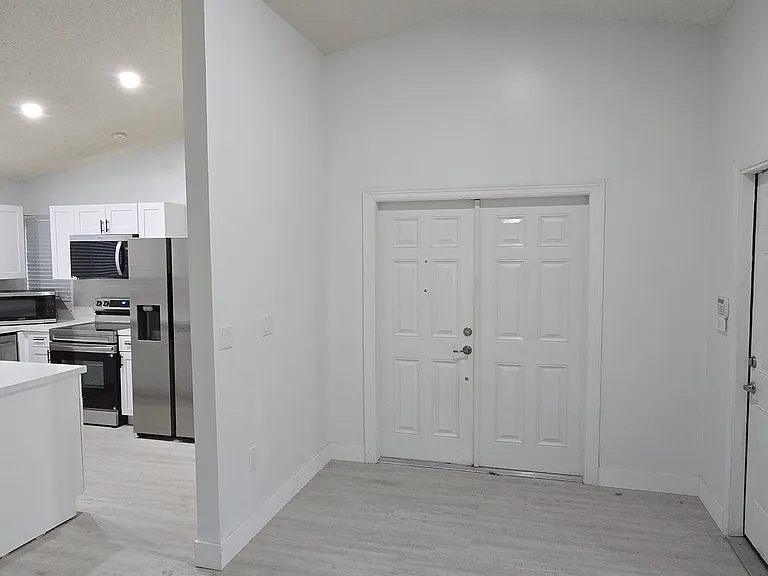 1291 SW 139th Pl — Photo 2