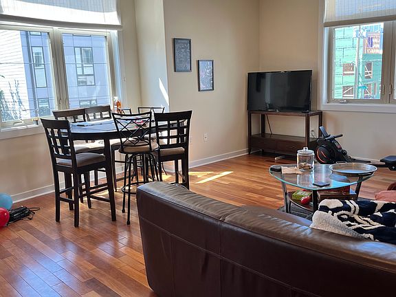 2nd image of 1829 Vineyard St #2