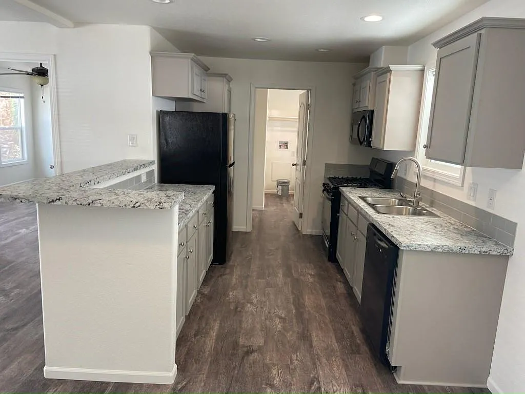 3 bed, 2.0 bath, 1123 sqft, $1,349 — Photo 2